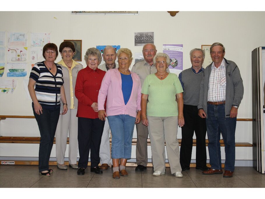 Seniorengruppe bei leichten Gymnastikübungen