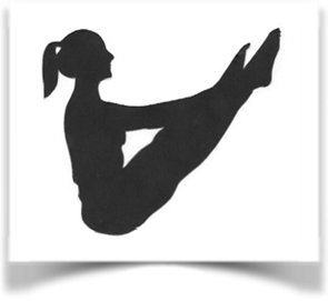 Teilnehmerinnen beim Pilates-Training auf Matten