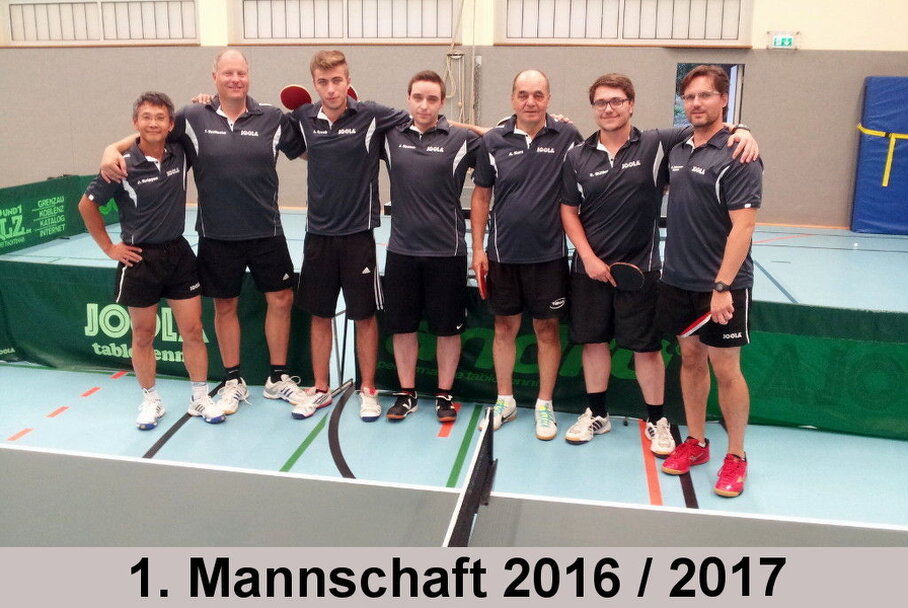 Tischtennisspieler im Duell an der Platte