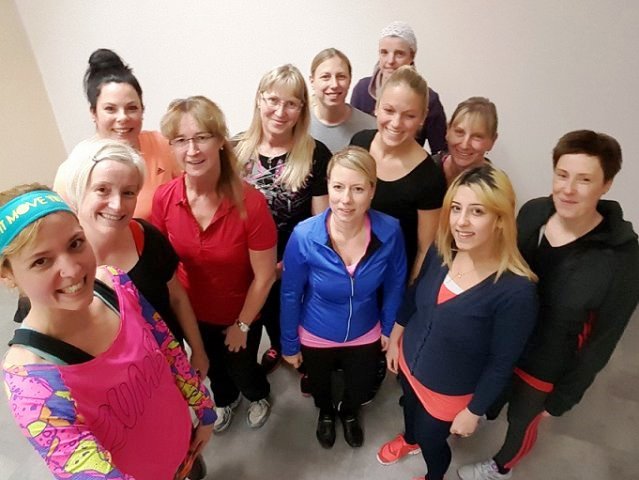 Zumba-Kurs mit vielen tanzenden Teilnehmern
